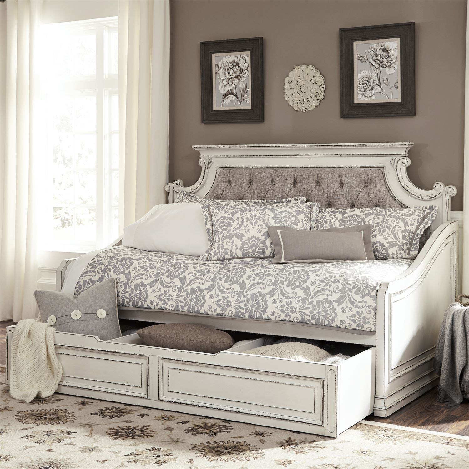 Magnolia shop manor daybed